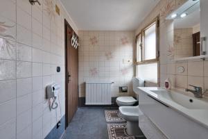 a bathroom with a toilet and a sink and a tub at Villa jolly mini appartament in Marghera