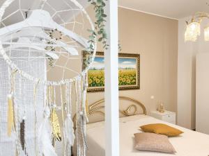 a bedroom with a bed and a painting on the wall at CasaLina Perfect House in Altamura