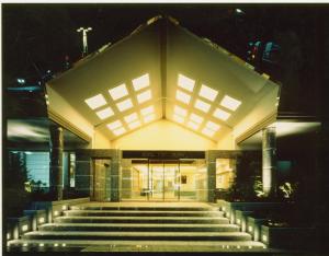 uma igreja com escadas em frente a um edifício em Hotel New Green Kashiwazaki em Kashiwazaki