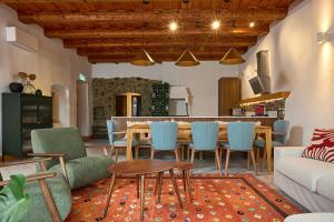 a living room with a table and chairs at TR 1823 Vendégház in Mád