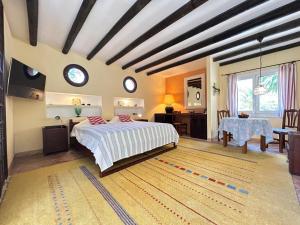 a bedroom with a bed and a table in a room at Cas Quinto in Cala Ratjada