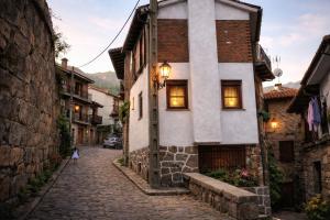 an alley in a town with a building at Casa Rural Casa de Chocolate in Cuevas del Valle