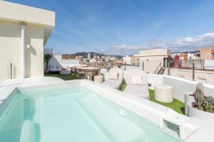 a swimming pool on the roof of a house at Ático 360º con Piscina in Málaga
