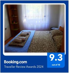 two twin beds in a room with a window at Niš Apartman in Niš