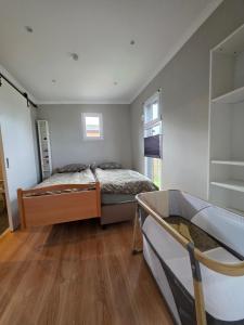 a bedroom with two beds and a window at "Chalet Zanna" privéaccomodatie op park, begaafdzorgtse in Opende