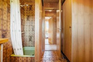 a bathroom with a tub in the middle of a hallway at 112-Ringkobing-Sletten-12 in Søndervig +22 photos