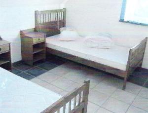 a bed in a room next to a wall at Himmelblau in Dabitz