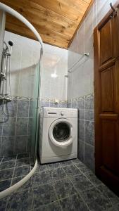 Waschmaschine und Trockner in einem kleinen Badezimmer in der Unterkunft Apartments Gudco in Perast + 55 Fotos