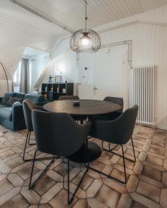 a living room with a table and chairs at LaVida LakeSoul Cozy Retreat in Murten am See & Altstadt, free parking in Murten