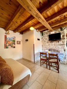 ein Schlafzimmer mit einem Bett, einem Tisch und Stühlen in der Unterkunft Apartments Gudco in Perast