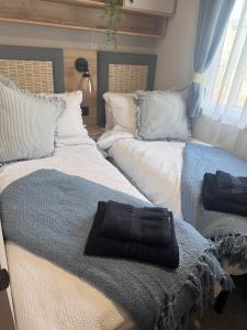 two beds sitting next to each other in a bedroom at Sheepfold lodge in Sedbergh
