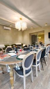 a large dining room with a large table and chairs at L Atelier du zoo in Sablons