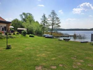 a yard with a house and a body of water at Bungalow in Klein Labenz for 4 Personen in Klein Labenz