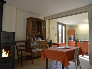 kuchnia i jadalnia ze stołem i kominkiem w obiekcie 9 Muse Bed and Breakfast w mieście Canneto sullʼOglio