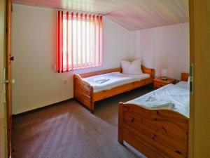 a small bedroom with two beds and a window at Ferienhaus in Parchim mit Terrasse in Parchim