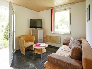 a living room with a couch and a tv at Ferienhaus in Parchim mit Terrasse in Parchim