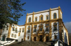 a large building with stairs in front of it at À Descoberta d'Angra! in Angra do Heroísmo