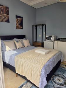 a bedroom with two beds and a mirror at Hospedagem Central Curitiba - Quartos Confortáveis no Centro in Curitiba