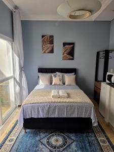 a bedroom with a bed with two towels on it at Hospedagem Central Curitiba - Quartos Confortáveis no Centro in Curitiba