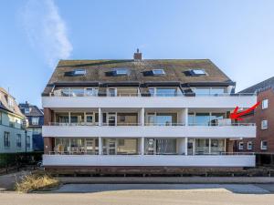 a large white building with a roof at See Lün 4 Sterne TOP-Fewo in Westerland Sylt strandnah zentral mit Balkon Sauna in Westerland
