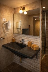 a bathroom with a black sink and a mirror at Casa Rural Casa de Chocolate in Cuevas del Valle