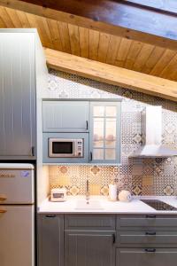 a kitchen with a sink and a microwave at Refugi dels Somnis - Turismo con encanto en Onda in Onda +31 photos