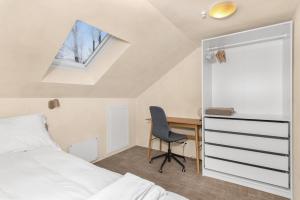 a bedroom with a bed and a desk and a chair at Central Apartment - Calm - No traffic in Stavanger