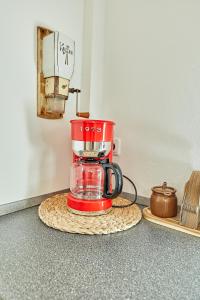 a red blender sitting on top of a counter at Moderne Apartments im Bayerischen Wald mit Bergblick, Balkon & großer Terrasse in Schöfweg