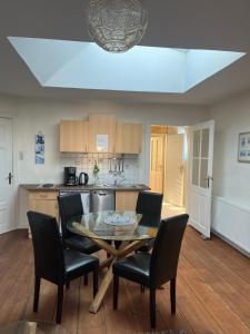 a kitchen and dining room with a table and chairs at Ferienwohnung Annelie in Zinnowitz