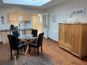 a kitchen and dining room with a table and chairs at Ferienwohnung Annelie in Zinnowitz +7 photos