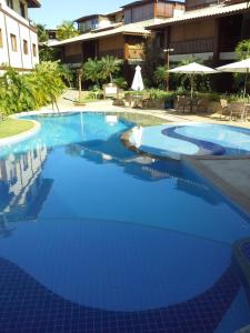 una gran piscina de agua azul en un complejo en Village Lagoa do Forte, en Praia do Forte