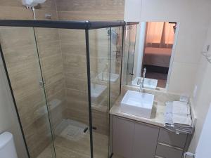 a bathroom with a shower and a sink at Apartamento aconchegante e tranquilo in Foz do Iguaçu