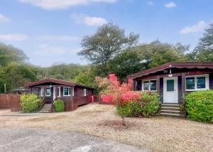 a couple of small homes in a yard at Heronstone Lodges in Ystalyfera