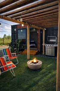 a backyard with a fire pit in the grass at Canto Flix in Brasília