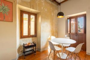 a dining room with a white table and chairs at Luna Nova in Meina
