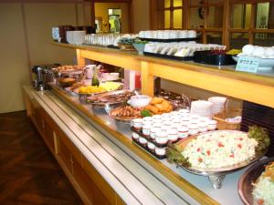 una línea de buffet con muchos tipos diferentes de comida en Hotel New Green Kashiwazaki, en Kashiwazaki