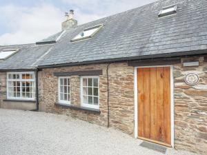 an old stone building with a wooden door and windows at Tuckenhay, 2 Salle Cottage - Fcr in Ashsprington