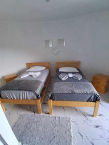 two beds sitting next to each other in a room at Funco Vulcao in Cova Figueira