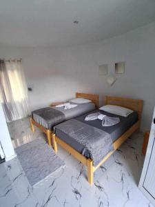 two beds in a room with marble floors at Funco Vulcao in Cova Figueira +10 photos