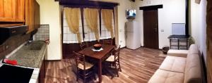 ein Wohnzimmer mit einem Tisch und einem Sofa in der Unterkunft Casa la Quiete in Torgiano