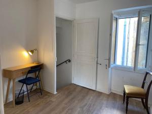 ein Zimmer mit einem Schreibtisch, einem Stuhl und einem Fenster in der Unterkunft Mountain View - 3-Bedroom, Air-Conditioned Village House in Sorède in Sorède