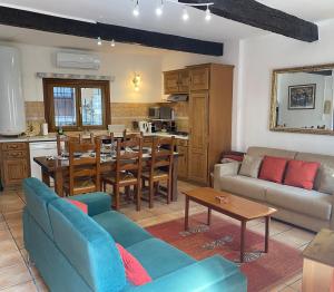 ein Wohnzimmer mit Sofa und Tisch in der Unterkunft Mountain View - 3-Bedroom, Air-Conditioned Village House in Sorède in Sorède + 64 Fotos