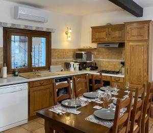 Ett kök eller pentry på Mountain View - 3-Bedroom, Air-Conditioned Village House in Sorède