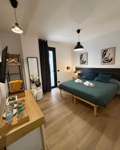 a bedroom with a green bed and a table at Ne Ta B&B Ravenna in Ravenna