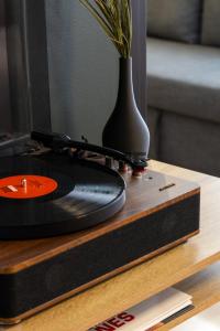 a record player sitting on a table with a vase at Vanderburch 70's in Cambrai