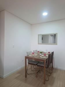a dining room with a table and chairs at Apartamento aconchegante e tranquilo in Foz do Iguaçu