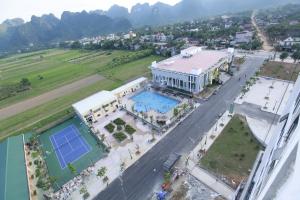 Pohľad z vtáčej perspektívy na ubytovanie Muong Thanh Holiday Con Cuong