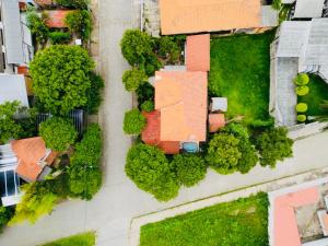 arial view of a yard with a house and trees at Refúgio do Ipê Rosa in Tubarão