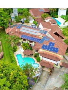 an overhead view of a house with solar panels on its roofs at Pauba Praia Hotel in Pauba