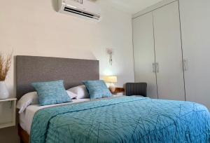 a bedroom with a bed with a blue comforter at Casa Residencial con Alberca Privada & Gimnasio in Ciudad Valles
